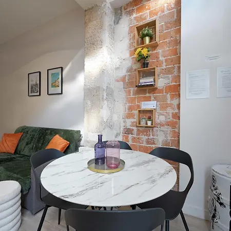 2 Bed Modern Fully Furnish Flat,close To Buttes Chaumon Park Apartment *